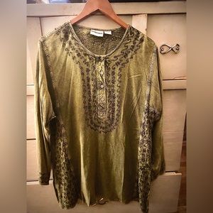 Sportique lovely green top size small